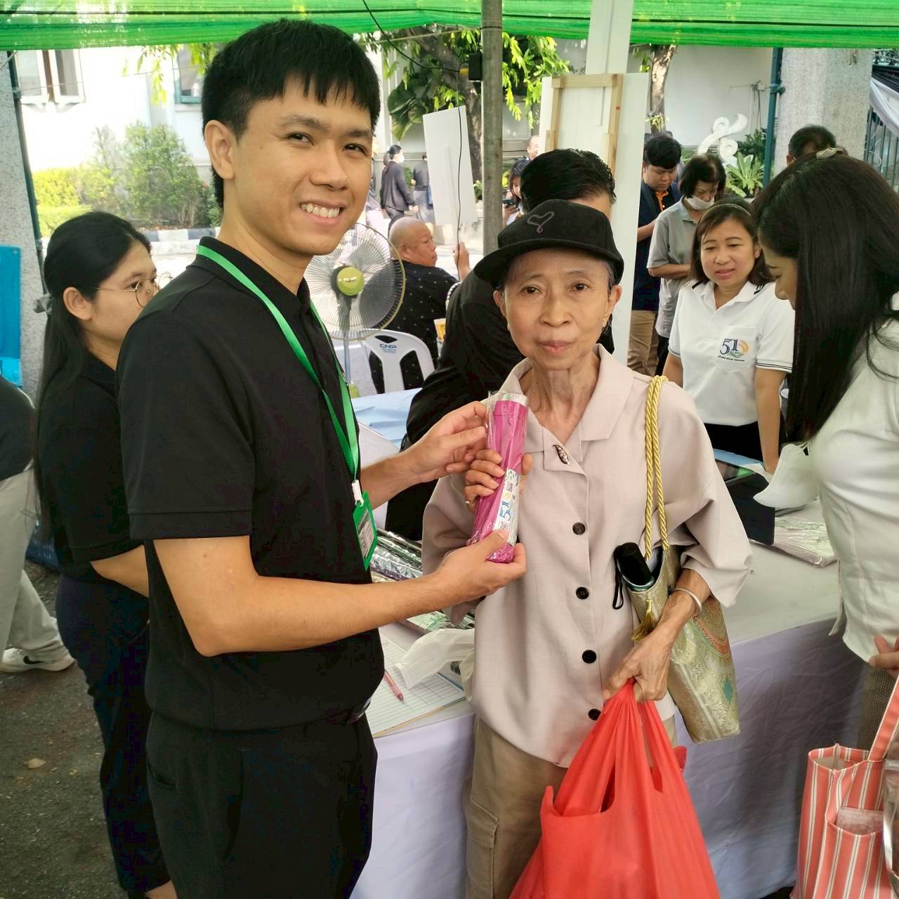 title - คณะทำงานฝ่ายติดตามประเมินผลการจัดงาน วันคล้ายวันสถาปนาสำนักงานการปฏิรูปที่ดินเพื่อเกษตรกรรม (ส.ป.ก.) ครบรอบ 51 ปี เปิดตั้งจุดให้ผู้ร่วมงานได้ร่วมสนุก เล่นเกมส์ และตอบแบบประเมินผลการจัดงาน ผ่านระบบออนไลน์